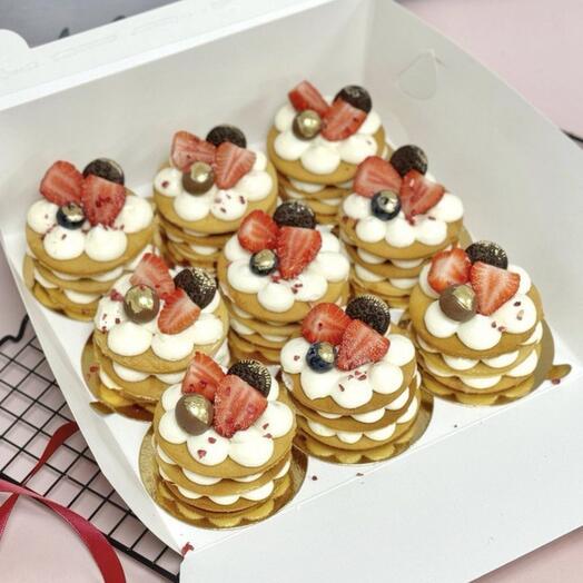 Пирожное Медовик с клубникой и голубикой