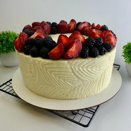 Pastel de bodas para 12-15 invitados con bayas (moras, fresas) y un patrón de crema