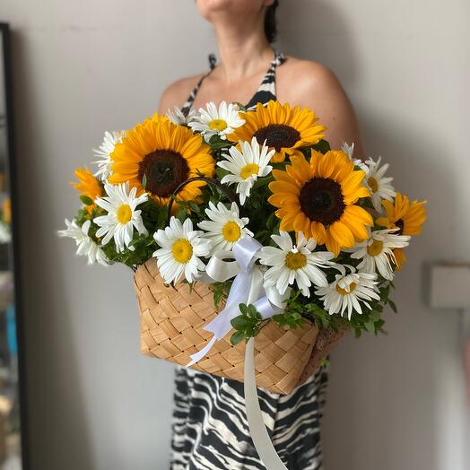Basket with daisies and sunflowers