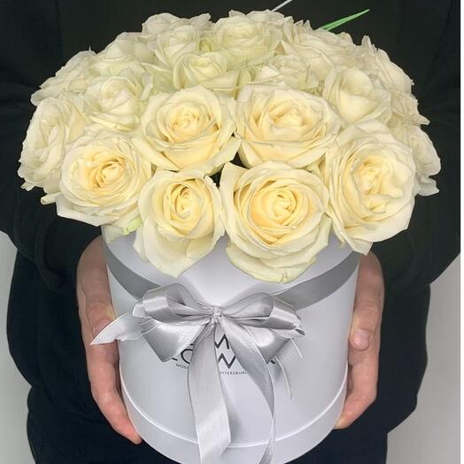 25 Белых Роз в Шляпной Коробке