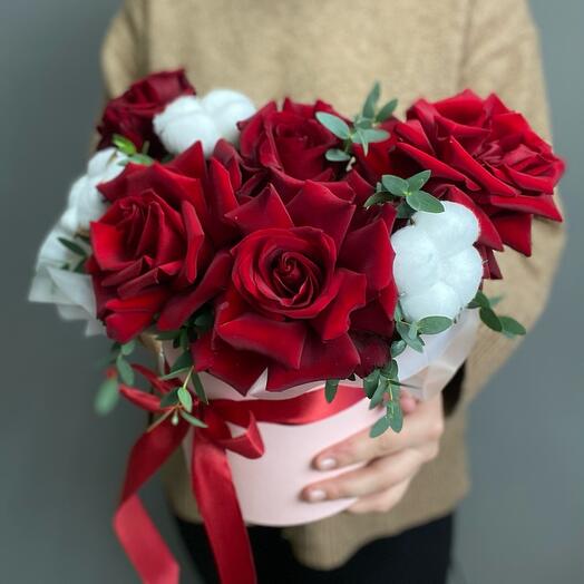 Коробка с красными розами, эвкалиптом и хлопком