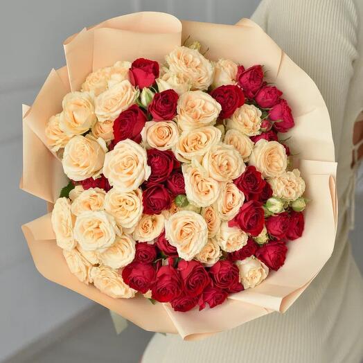 Яркий букет с кустовыми розами