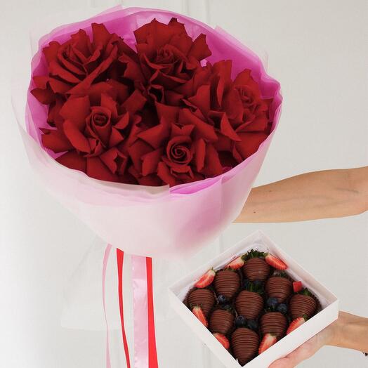 Ramo de rosas caladas y juego de fresas cubiertas de chocolate