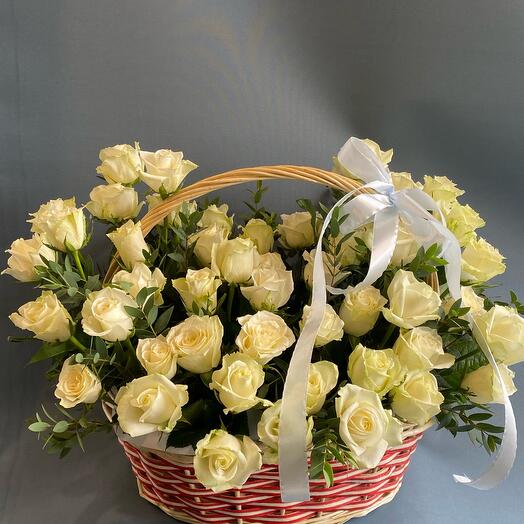 Корзина белых роз