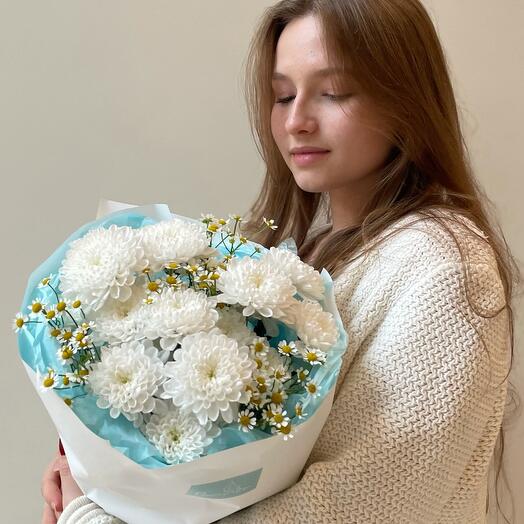 Букет из хризантем и ромашек