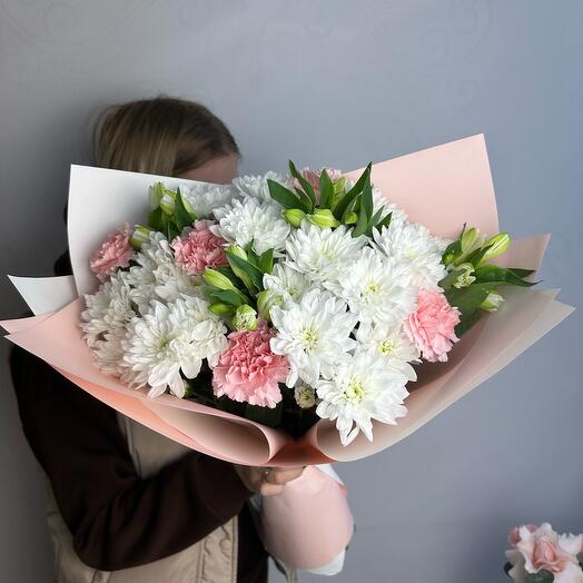 Нежный сборный букет с хризантемами, гвоздиками и альстромериями