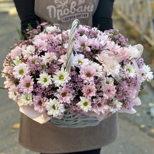 Корзина с ромашками и хамелациумом