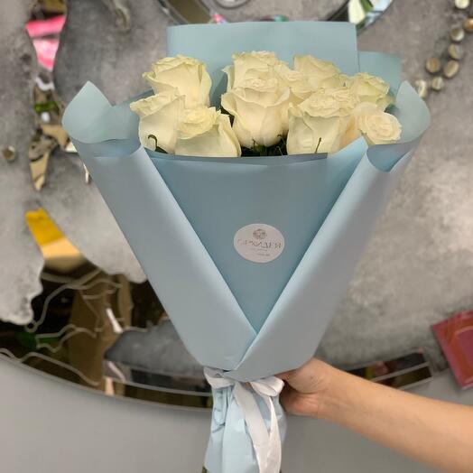 11 rosas blancas en un paquete decorativo