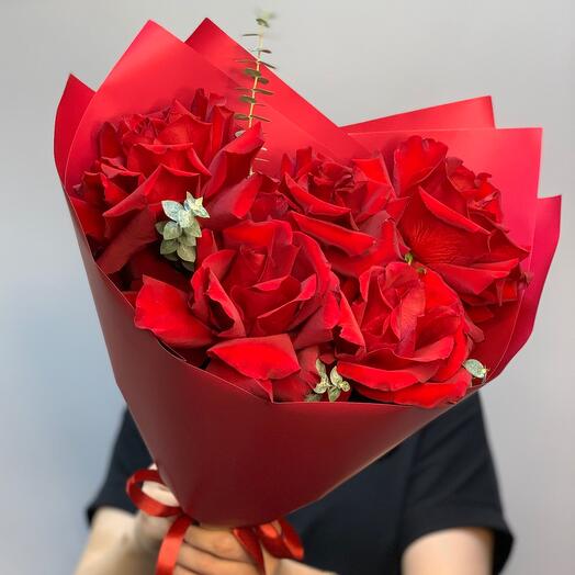Mono ramo de rosas francesas rojas con eucalipto