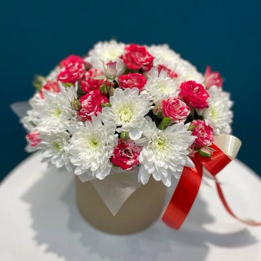 Хризантемы и яркие розы в коробке