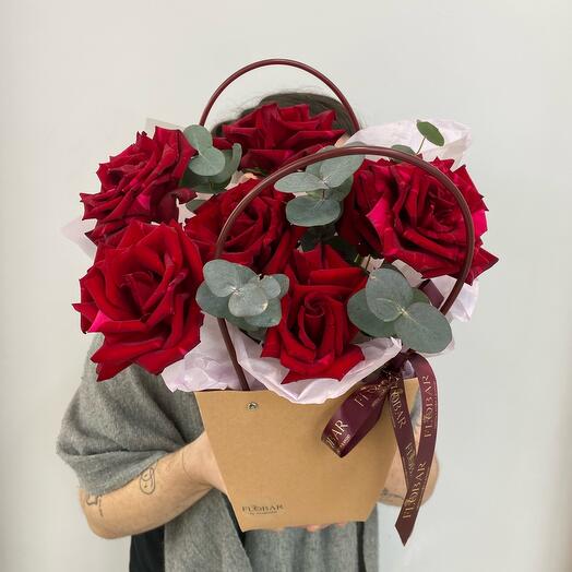 Раскрытые розы в сумочке