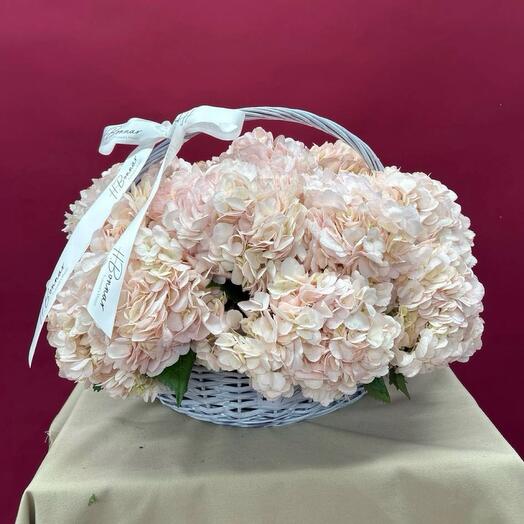 Корзина с гортензиями