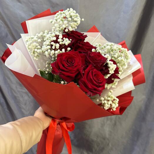 Ramo de flores: rosas rojas, gypsophila (1090)
