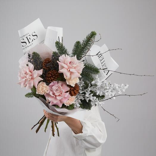 Зимний букет из роз, шишек и ели. БУКЕТ 625