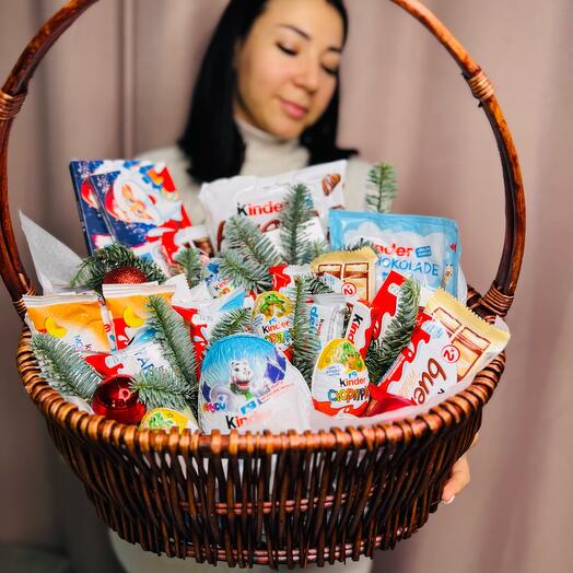 Карзина гигант со сладостями от Kinder