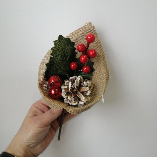 Ветка с шишкой и ягодами