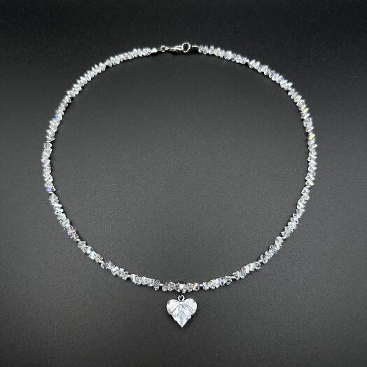 Колье-чокер из хрусталя с кулоном сердце в серебре