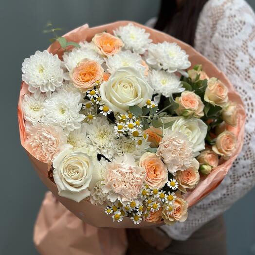 Букет из кустовой розы, матрикарии, диантусов, розы эквадор и хризантем