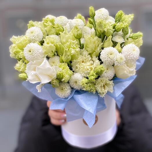 🔥 Ramo blanco en Caja con eustoma (Lisianthus) y Santini (crisantemo) Tamaño s "LITTLE JOY"