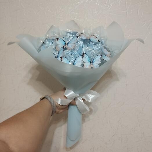 Букет из роз с бабочками