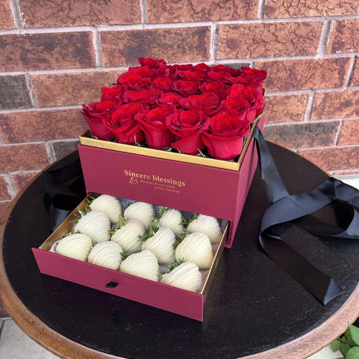 Elegant Roses   White Chocolate Strawberry Box