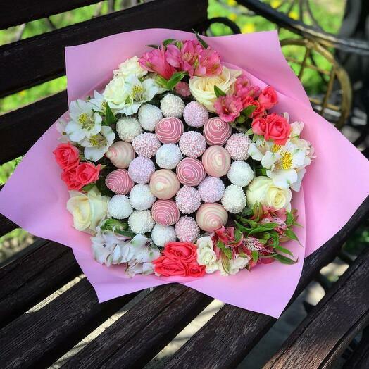 Клубничный букет из живых цветов в ассортименте и клубники в шоколаде "Роскошь"