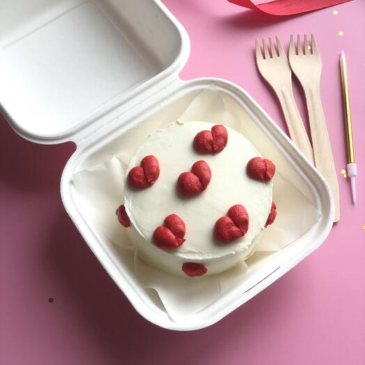 Бенто торт с красными сердцами