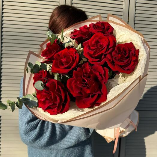 Красная ажурная роза с эвкалиптом 🌹