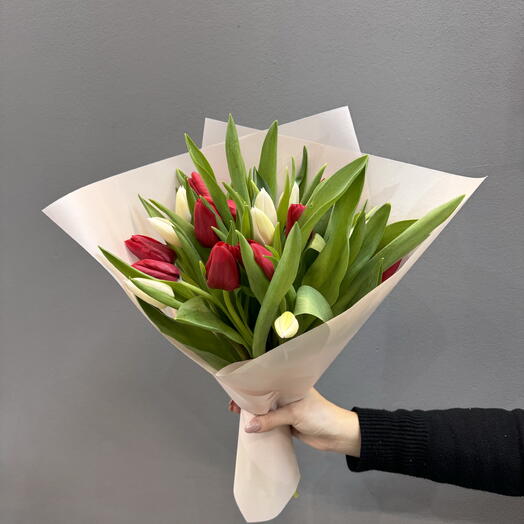 21 tulipanes rojos y blancos