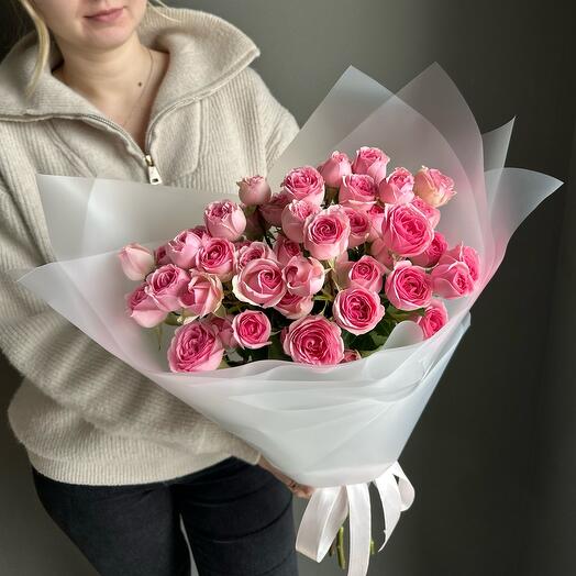 Букет из семи розовых кустовых роз