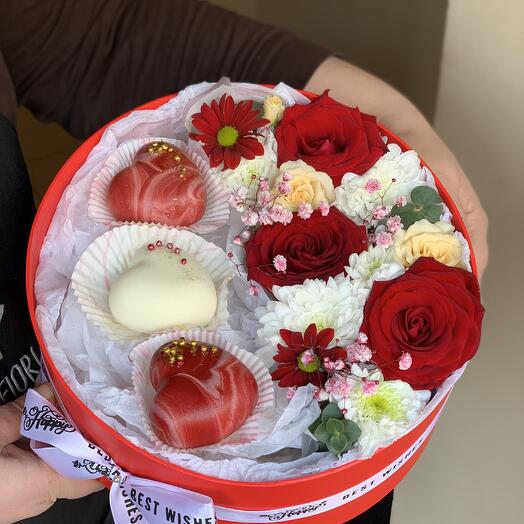 Цветы в коробке с пирожными