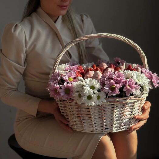 Корзина с цветами и клубникой в шоколаде «От всей души Л♥️»