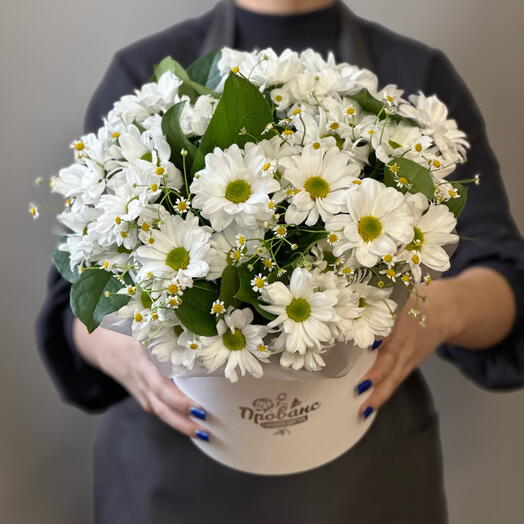 Композиция в шляпной коробке с ромашками