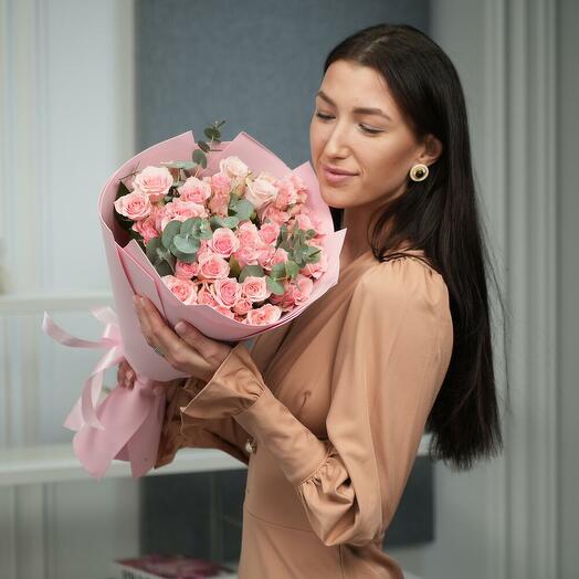 Кустовые розы розовые с эвкалиптом (L) (127)