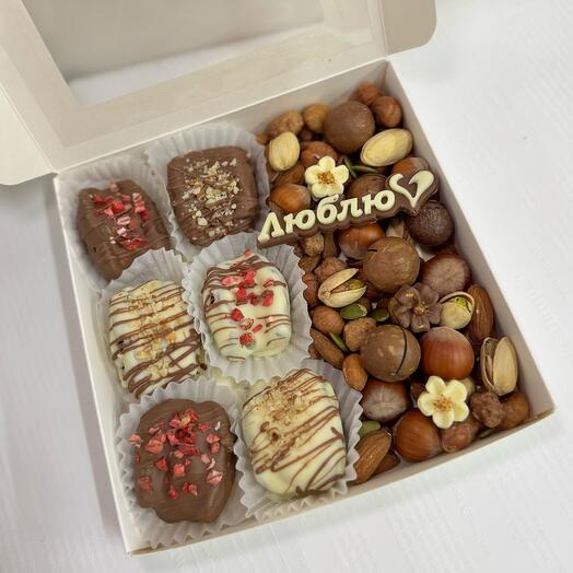 Royal dates with nuts set