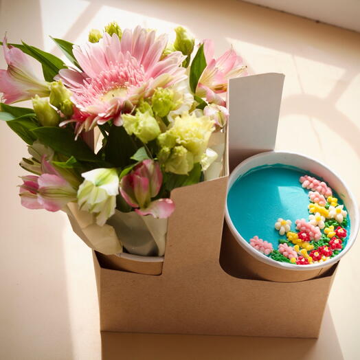 Цветы в коробке и торт в стакане