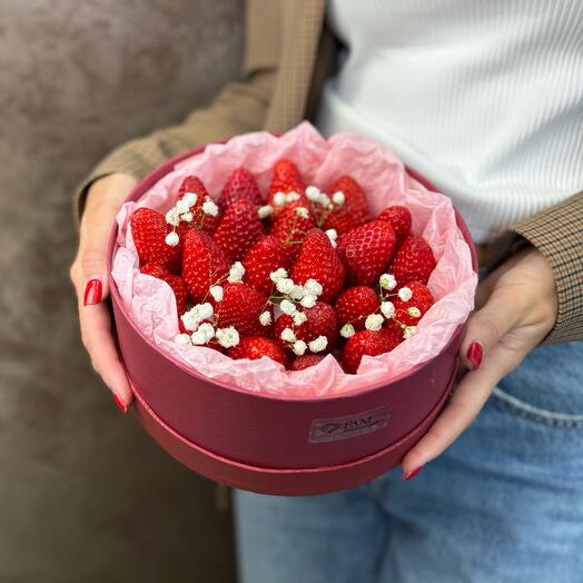Коробка свежей клубники