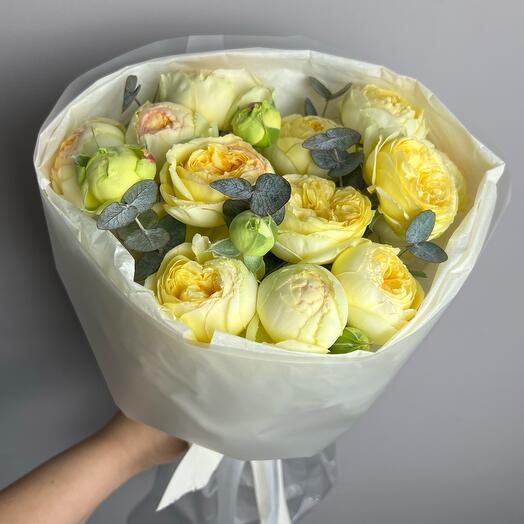 Моно букет из пионовидных лимонных кустовых роз с эвкалиптом💛