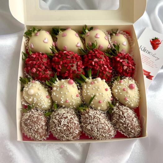 Клубника в молочном и белом шоколаде 16 ягод