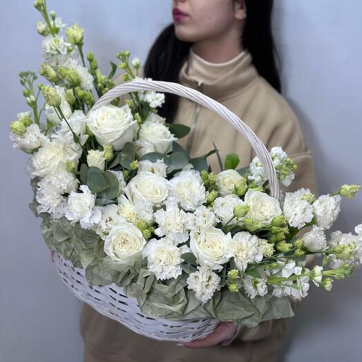 Белоснежная корзина с цветами