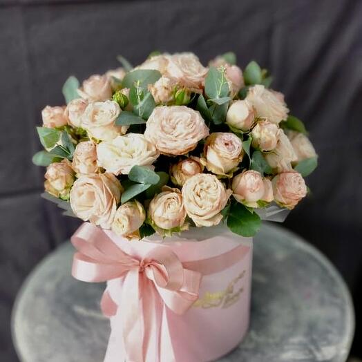Букет с кустовой розой и эвкалиптом
