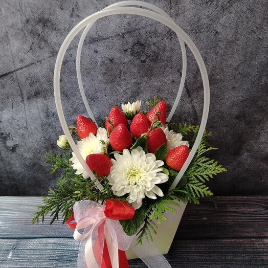 Сумочка с клубникой и цветами