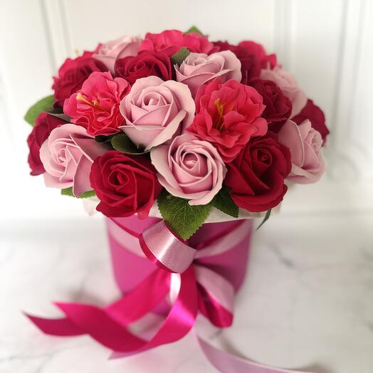 Композиция из 25 мыльной розы и камелий