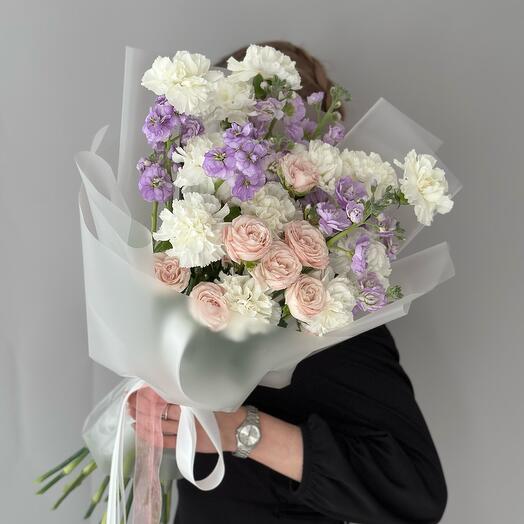 Букет с лавандовой маттиолой и розой бомбастик
