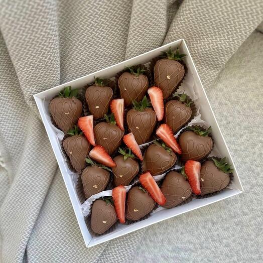Клубника в шоколаде 🍓с свежей клубникой ( 16 ягод )
