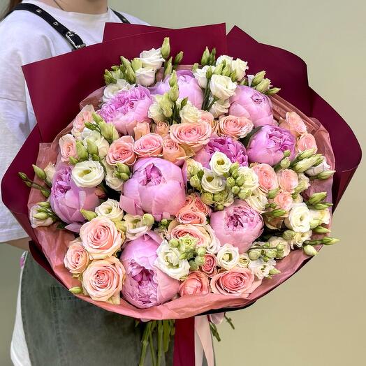 Букет из пионов, лизиантусов (эустом) с кустовыми розами, размер L