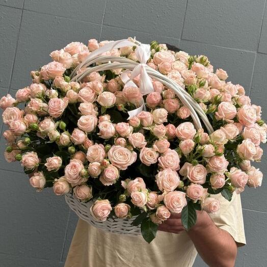 Корзина с пионовидными кустовыми розами