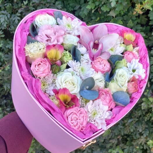 Сердце из живых цветов