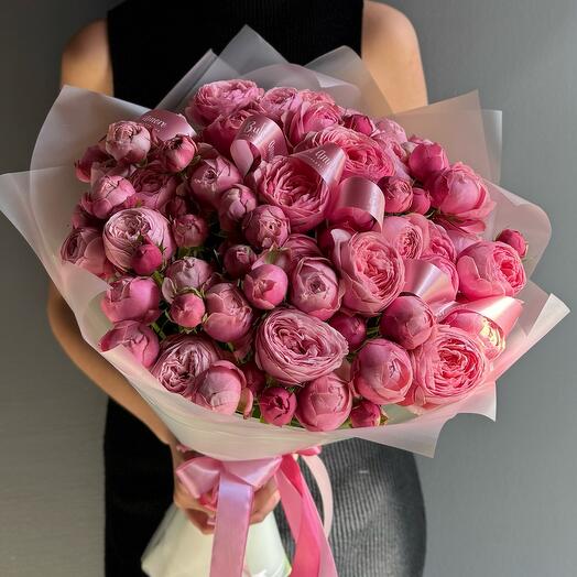 Букет из нежных кустовых пионовидных роз в нежной упаковке