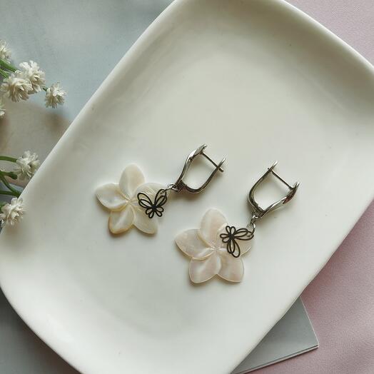 Серьги "цветы" из перламутра с бабочками